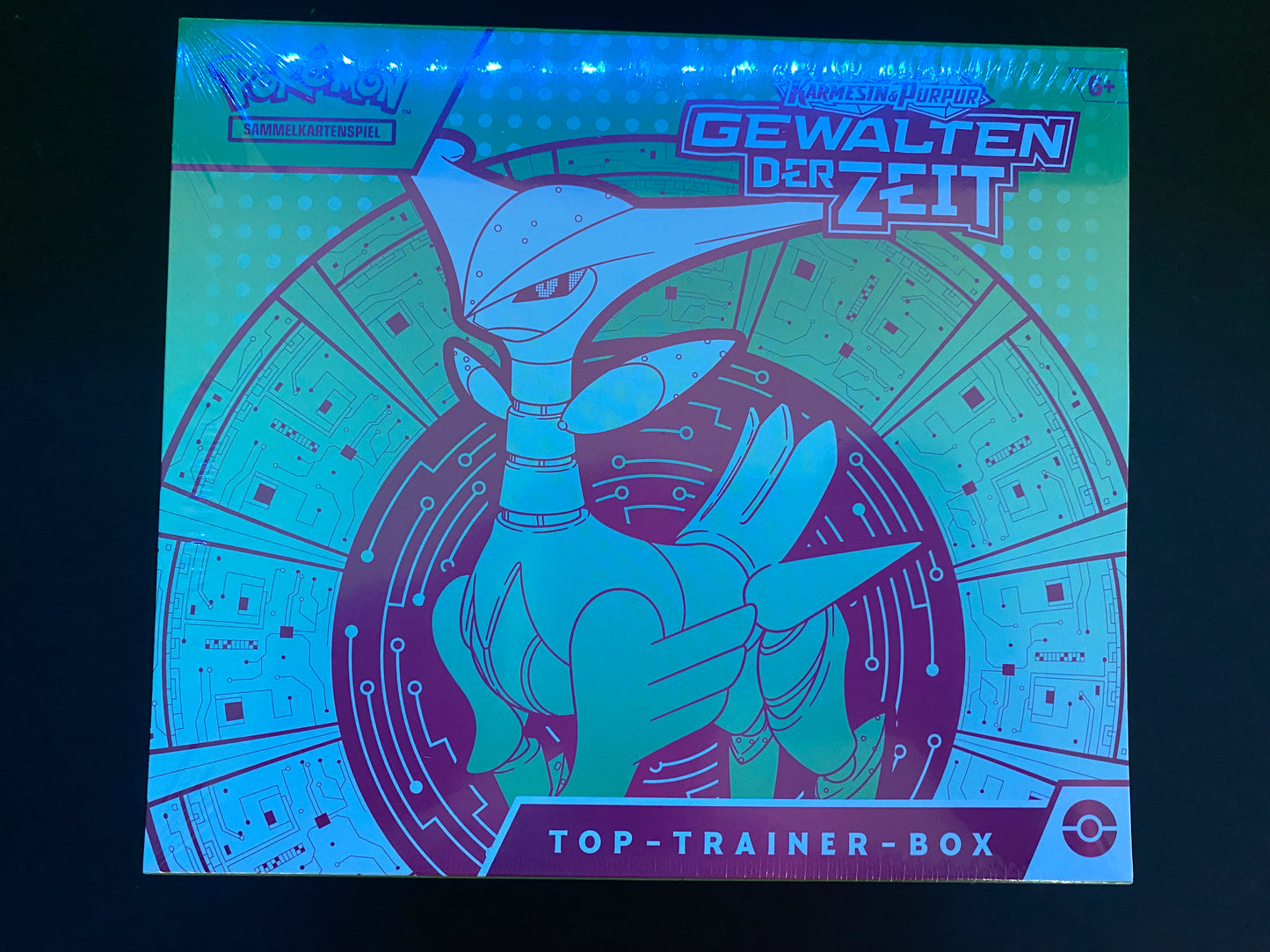 Pokémon KP05 Karmesin und Purpur Gewalten der Zeit - Eisenblatt - Top Trainer Box